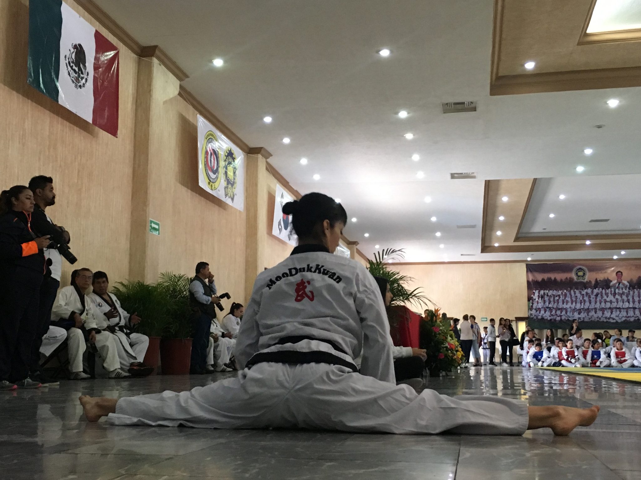 Proyecto Taekwondo V2.0 squat antes de empezar el examen de cintas negras